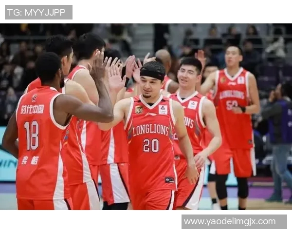 北京首钢男篮主场大胜广州队，取得四连胜，稳居联赛榜首位置