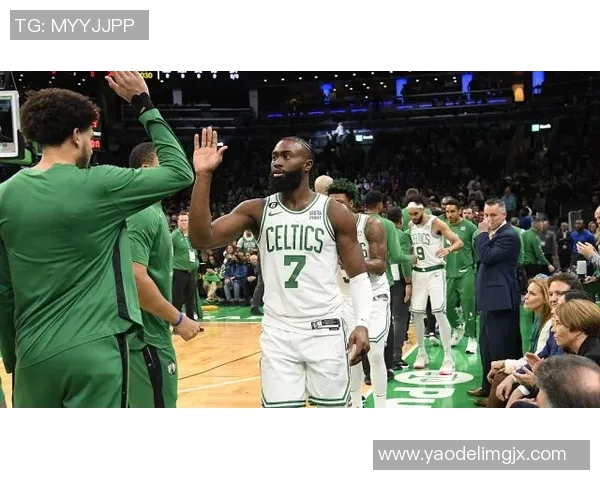 凯尔特人队与热火队交易：拉简·隆多重回绿衫军，篮球世界震撼！